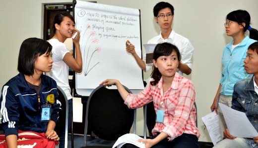 Students join the ‘USAID and Higher Education in Vietnam’ talk (8202371062)