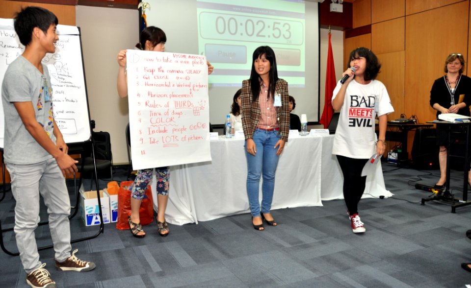 Students join the ‘USAID and Higher Education in Vietnam’ talk (8202362270)