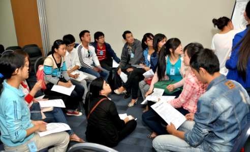Students join the ‘USAID and Higher Education in Vietnam’ talk (8201281265)