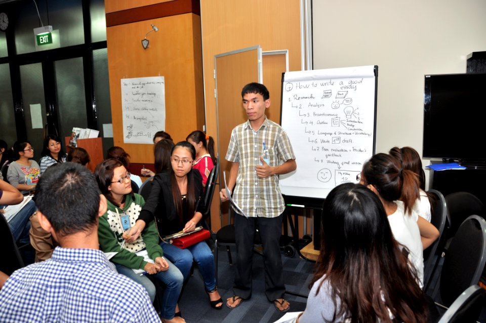 Students join the ‘USAID and Higher Education in Vietnam’ talk (8202368374)