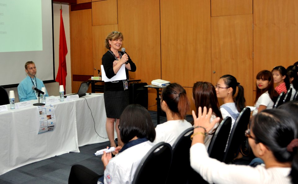 Students join the ‘USAID and Higher Education in Vietnam’ talk (8202383170)