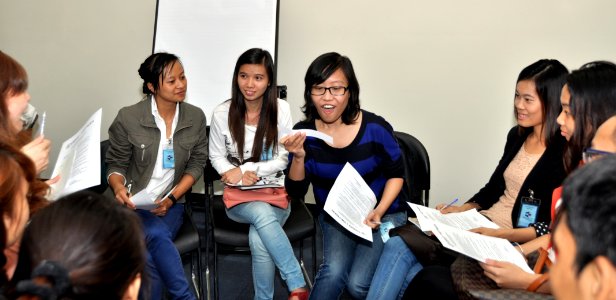Students join the ‘USAID and Higher Education in Vietnam’ talk (8202382762)