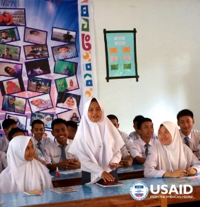 Students of SMA Negeri 3 Takalar learn from their teacher, Muhammad Jufrianto, a USAID scholar, to reach their dreams and speak their minds. (34506827782) photo