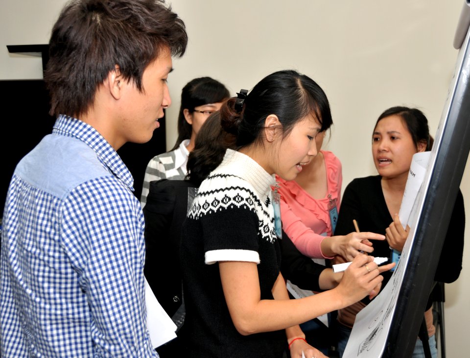 Students join the ‘USAID and Higher Education in Vietnam’ talk (8202372922)