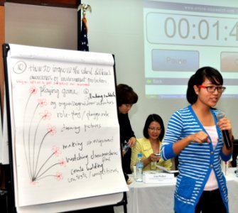 Students join the ‘USAID and Higher Education in Vietnam’ talk (8202361082)
