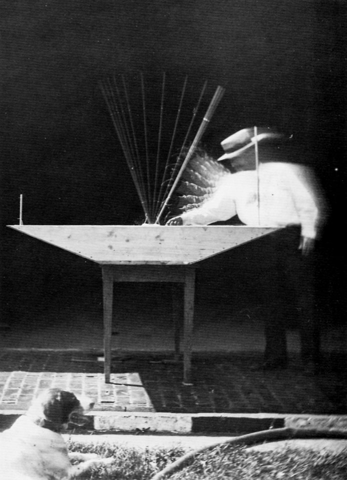 Studie des Schlingerns an einem Schiffsmodell mit Mast 1895