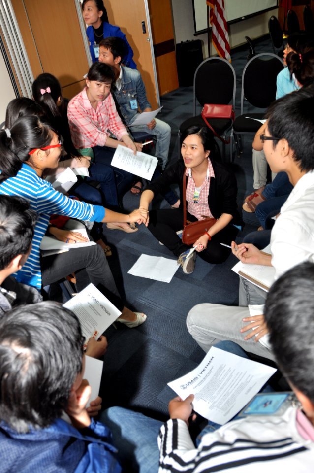 Students join the ‘USAID and Higher Education in Vietnam’ talk (8201284945)