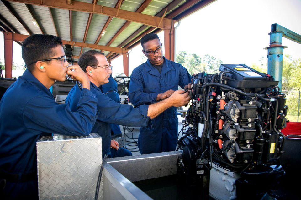 Students work on an outboard motor. (21258483309)