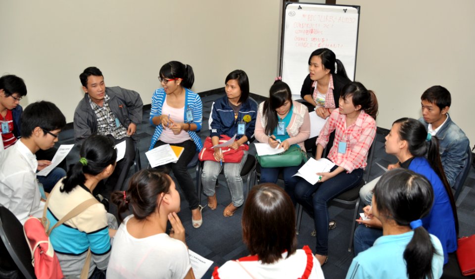 Students join the ‘USAID and Higher Education in Vietnam’ talk (8202381724) photo