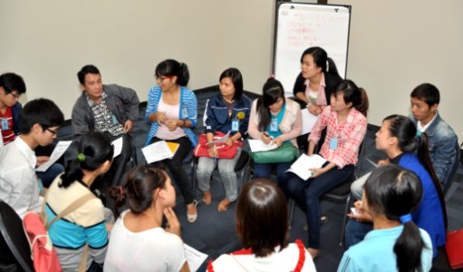 Students join the ‘USAID and Higher Education in Vietnam’ talk (8202381724) photo