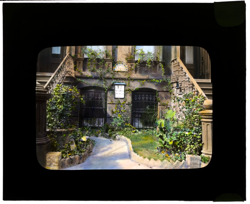 Studio Italiano store, 638 Lexington Avenue, New York, New York. Entrance garden LCCN2007685122
