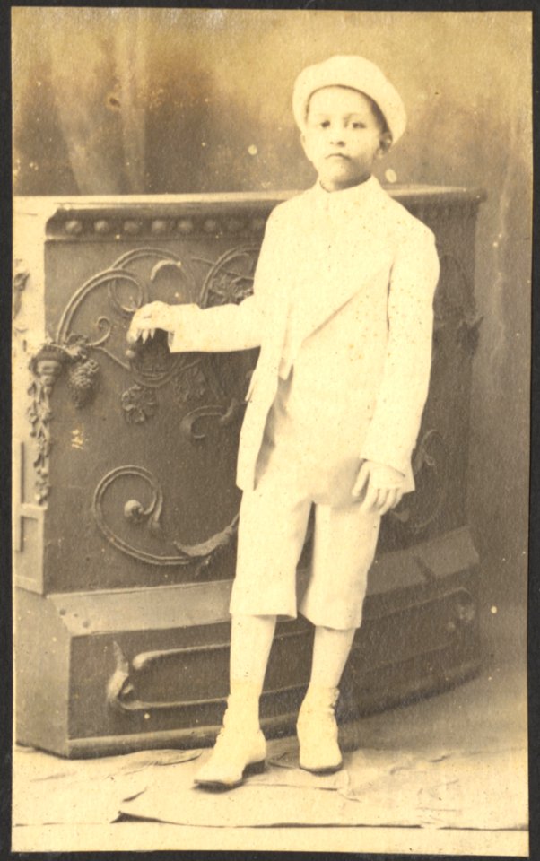 Studioportret, jongen - BNA-DIG-HARTOG-ALBUM-CURACAO-001