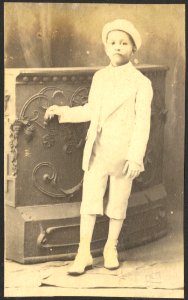 Studioportret, jongen - BNA-DIG-HARTOG-ALBUM-CURACAO-001