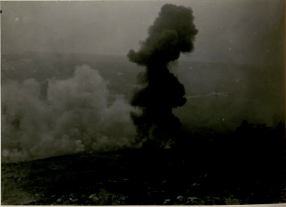 Sturmkurs in Schabs, Scharfe Übung, Abwegr eines Gegenangriffes mittels Flammenwerfers und Handgranaten. (BildID 15512154)