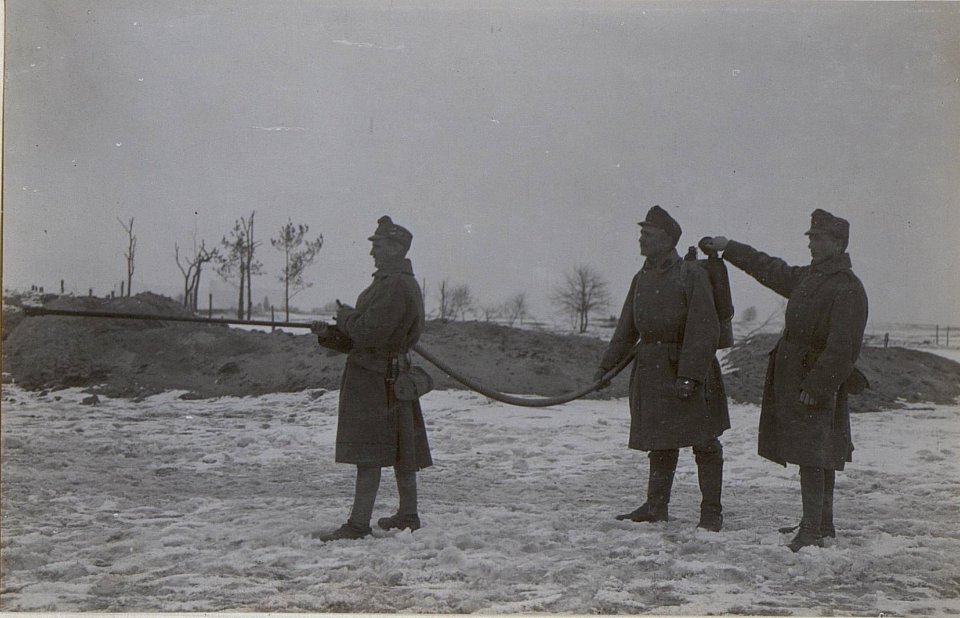 Sturmkurs.Flammenwerfer aktionsbereit (BildID 15663250)