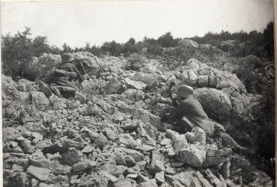 Sturmtruppen zum Angriff bereit am Karst.7.9.17. (BildID 15602241)