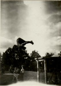 Sturmtruppen in Nestinsky, Sprung von einer Höhe (BildID 15543318)