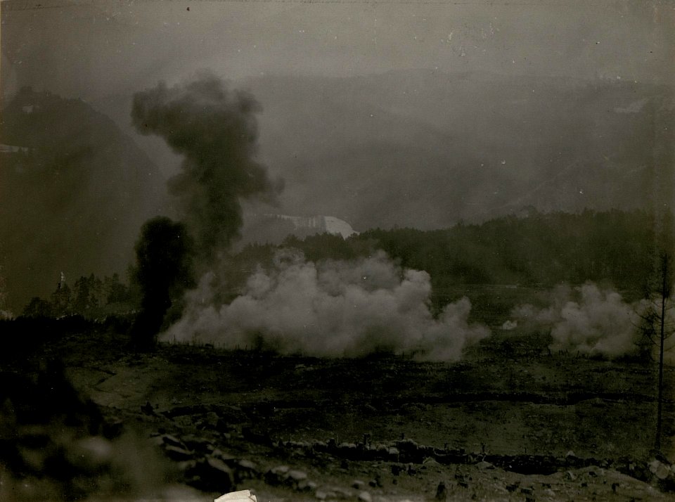 Sturmkurs in Schabs, Scharfe Übung, Abwehr eines Gegenangriffes mittels Flammenwerfer und Handgranaten. (BildID 15512161)
