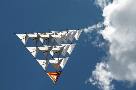 Dragon rising pyramid kites rise