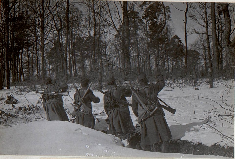 Sturmkurs.Werfen im Walde. (BildID 15663194)