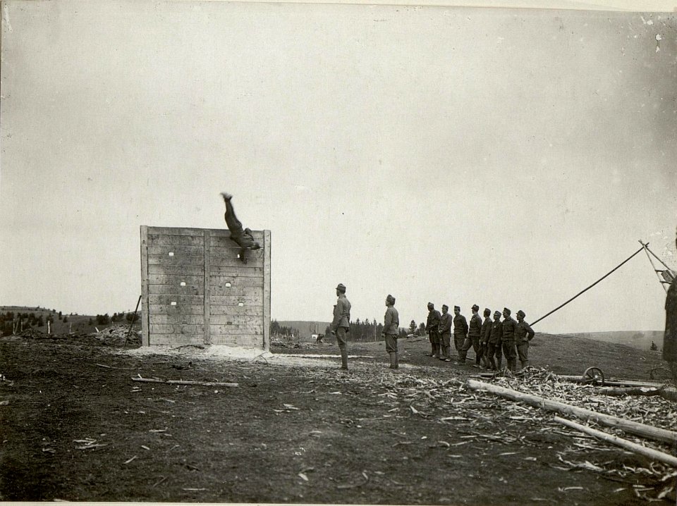 Sturmtruppen in Nestinsky, Überwindung einer Holzwand (BildID 15543325)