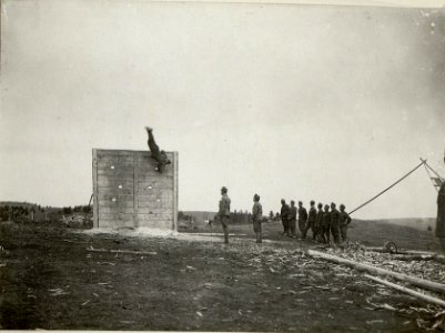 Sturmtruppen in Nestinsky, Überwindung einer Holzwand (BildID 15543325)