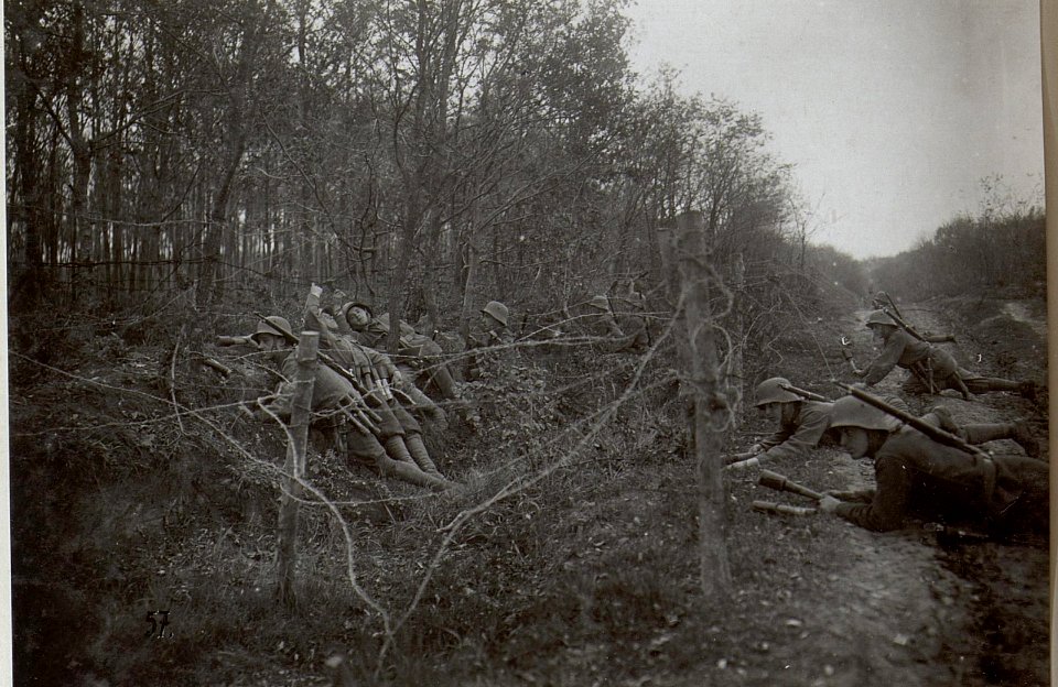 Sturmpatrouille im Vorarbeiten der Drahtverhaue (BildID 15654665)