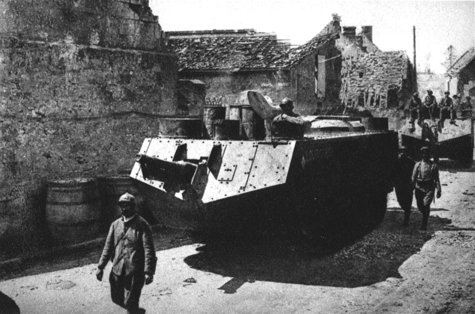 Sturmwagen wältzen sich durch die Ortschaft Dommiers