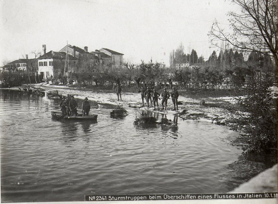 Sturmtruppen beim Überschiffen eines Flusses in Italien 10.1.18. (BildID 15613620)