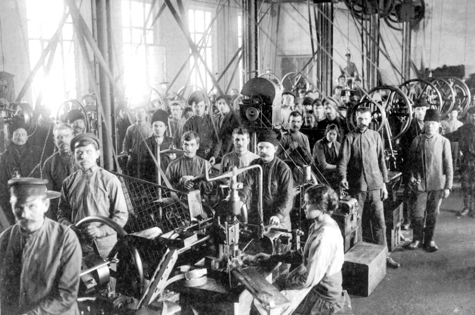Капсюльная мастерская на заводе взрывчатых веществ. 1915 год