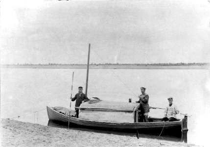 Лодка, на которой был проделан путь от Сольвычегодска до Чердыни. В центре Ю.Шокальский.1890.Юлий Шокальский photo