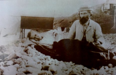 Леся Українка з братом Михайлом на березі моря в Криму. 1898 р