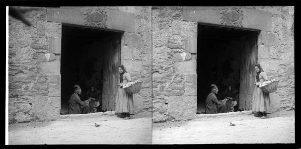 Un home i una dona al portal d'una casa i una dona al carrer (AFCEC BORDAS X 192)