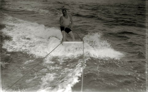 Un hombre y una mujer practicando esquí acuático en la bahía de la Concha (2 de 2) - Fondo Car-Kutxa Fototeka