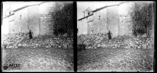 Un home al costat de l'església de Sant Grau d'Entreperes