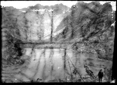 Un home als pues de l'estany amb el Besibèrri al fons photo