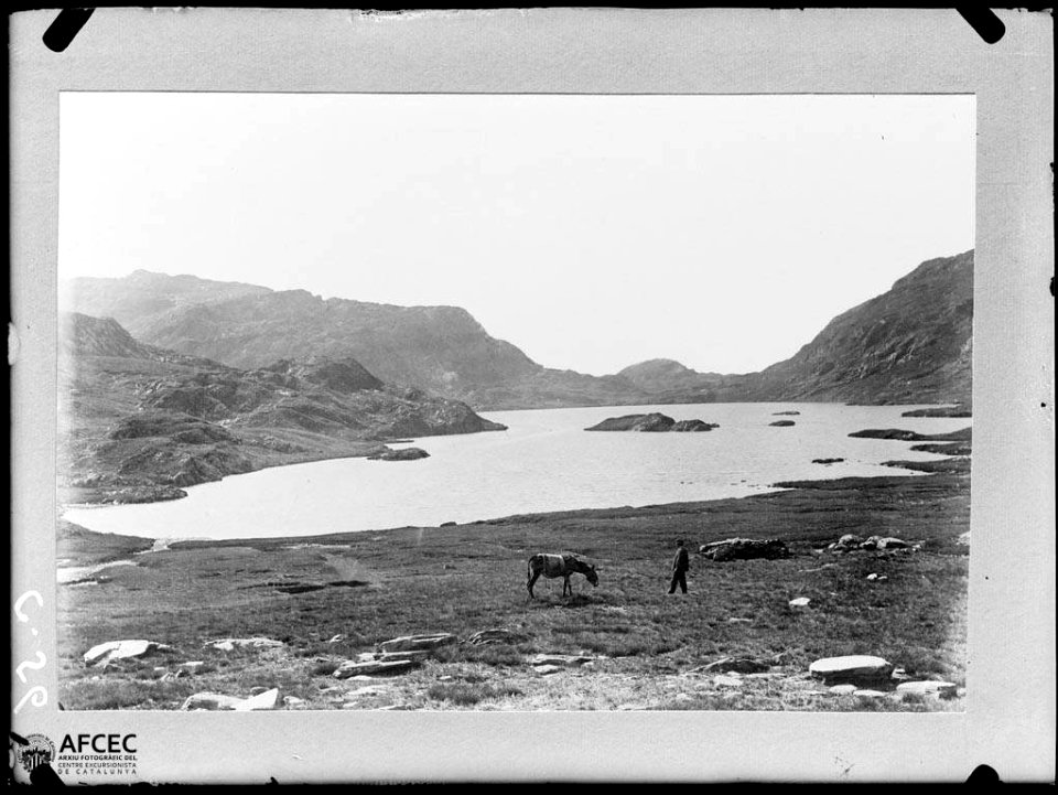 Un home amb un cavall vora l'estany gran de Liat (AFCEC SOLER C 0056)