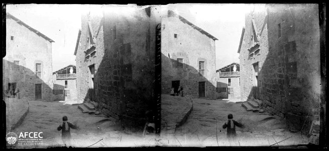 Un nen al carrer de l'església de Casserres