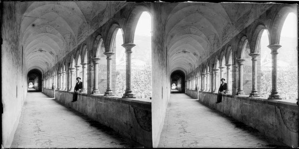 Un home assegut a la galeria del claustre d'una església de Montalegre