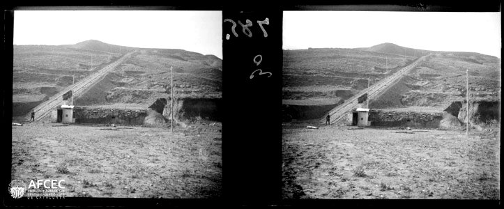 Un home caminant per les vies dels vagons de càrrega de les mines de carbó d'Utrillas