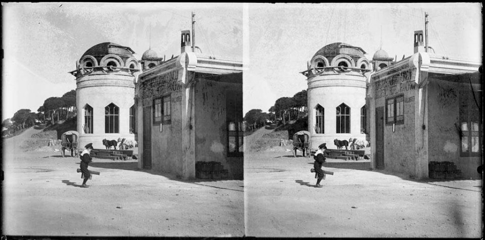 Un nen i al fons un carro amb cavalls prop del restaurant del funicular del Tibidabo