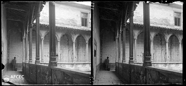 Un home a la balconada del pati interior de l'Hospital de Lleida (AFCEC VINTRO B 00152)