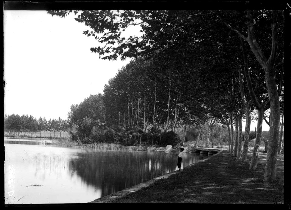 Un nen pescant a la riba del llac de Puigcerdà (AFCEC VINTRO D 3162)