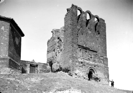 Un home davant una torre i l'església de la Asunción de Nuestra Señora