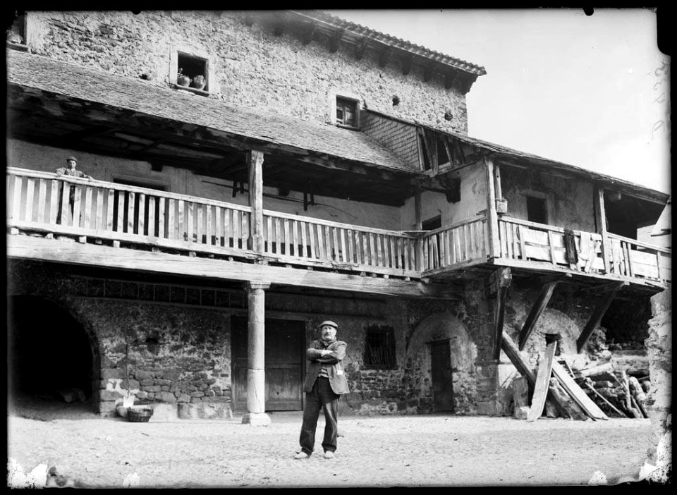 Un home davant la casa Alonso i un altre home al balcó