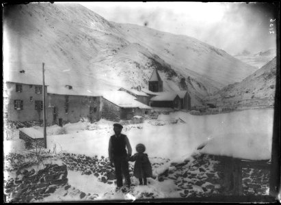 Un home gran amb una nena de la mà a la població de Gavarnie