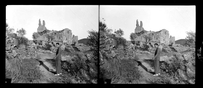 Un home amb Sant Pere de Ponts en ruïnes al seu darrera