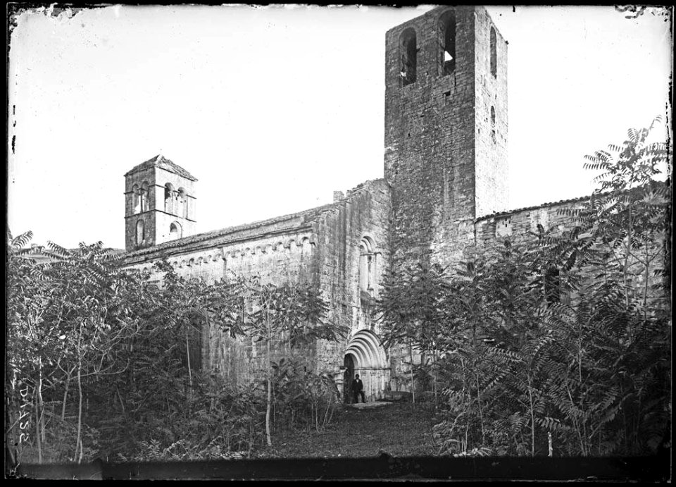 Un home en una de les entrades al monestir de Sant Benet de Bages