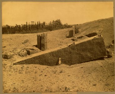 Un piere at Baalbek LCCN2004667856