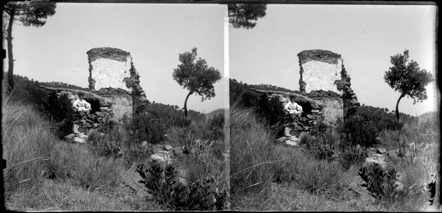 Un home assegut a les restes d'una casa a la serra de la Rabassada